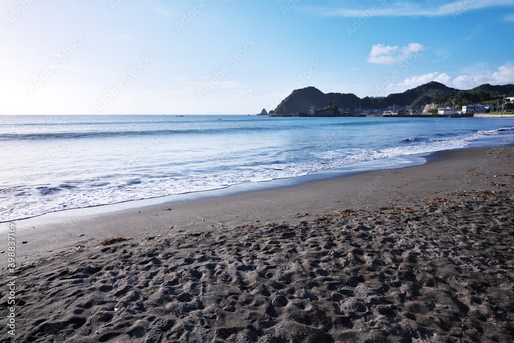 海水浴場で太陽が西に傾く