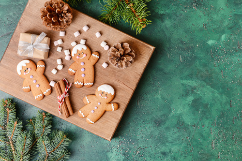 Festive gingerbread men coo...