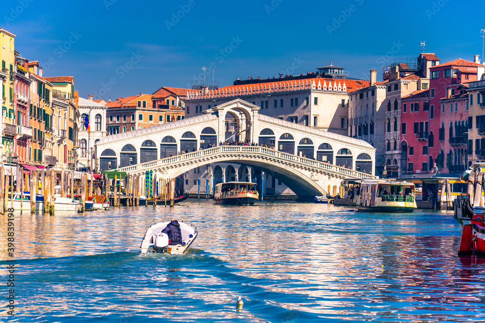 Fototapeta premium Tourist on the motor boat heading towards Rialto Bridge in Venice. Holiday concept 