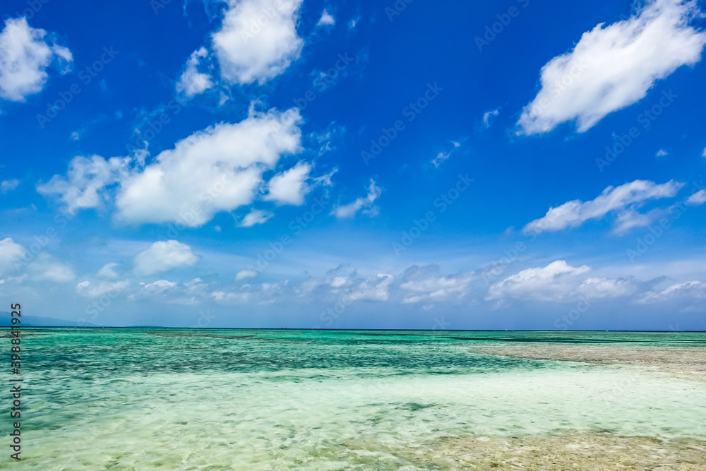 沖縄の青い海と青い空。