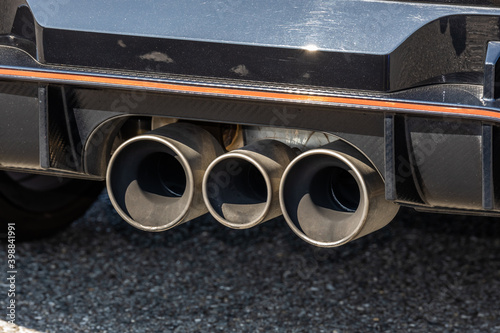 マフラー　Exhaust pipe of an automobile