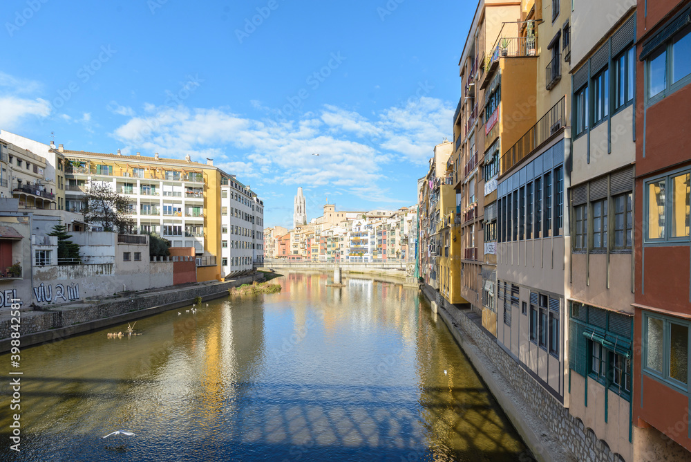 Vista escénica de la ciudad de Girona , casa típicas colores anaranjados sobre el rio Onyar un dia soleado de Diciembre. Girona, Cataluña, España