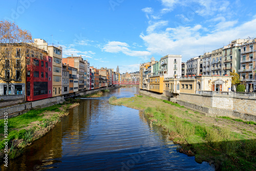 Vista esc  nica de la ciudad de Girona   casa t  picas colores anaranjados sobre el rio Onyar un dia soleado de Diciembre. Girona  Catalu  a  Espa  a