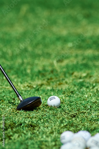 Pelota de golf en el Fondo del campo de golf sobre hierba verde lista para ser golpeada 