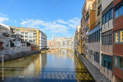 Vista escénica de la ciudad de Girona , casa típicas colores anaranjados sobre el rio Onyar un dia soleado de Diciembre. Girona, Cataluña, España © gurb101088