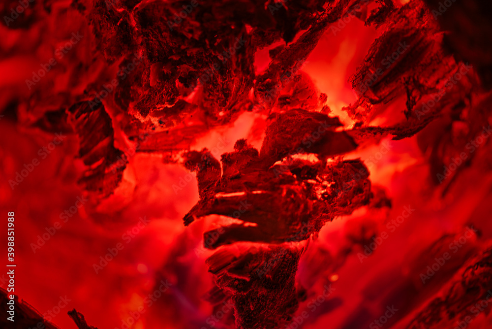 Vollbild full frame Nahaufnahme Makro von der Hitze Glut eines Lagerfeuers