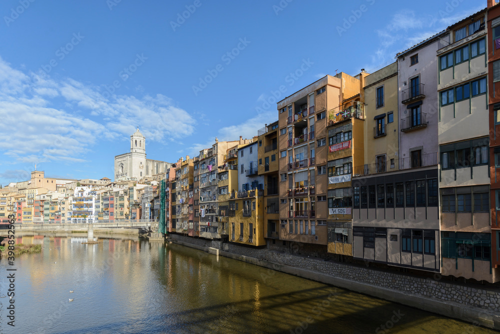 Paisaje de la ciudad de Girona, Cataluña, España: Casas de colores sobre el rio Onyar