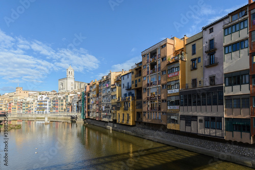 Paisaje de la ciudad de Girona, Cataluña, España: Casas de colores sobre el rio Onyar photo