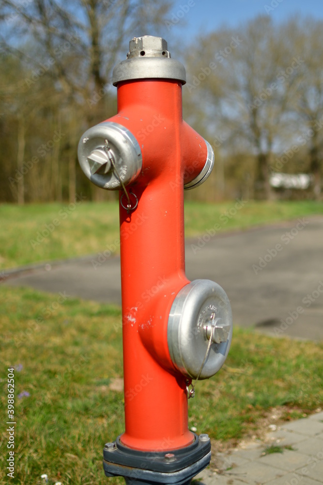 Ein roter Hydrant auf einer Wiese