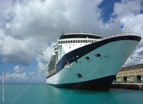 Traumurlaub Karibikkreuzfahrt auf Kreuzfahrtschiff- Dream vacation on cruiseship or cruise ship liner to Caribbean Islands with vessel anchoring on deep blue sea photo