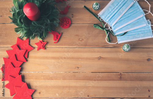 Mascarillas sobre mesa de madera con decoración de Navidad y Fin de Año