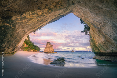 Fotografia view from the cave at cathedral cove beach at sunrise,coromandel,new zealand