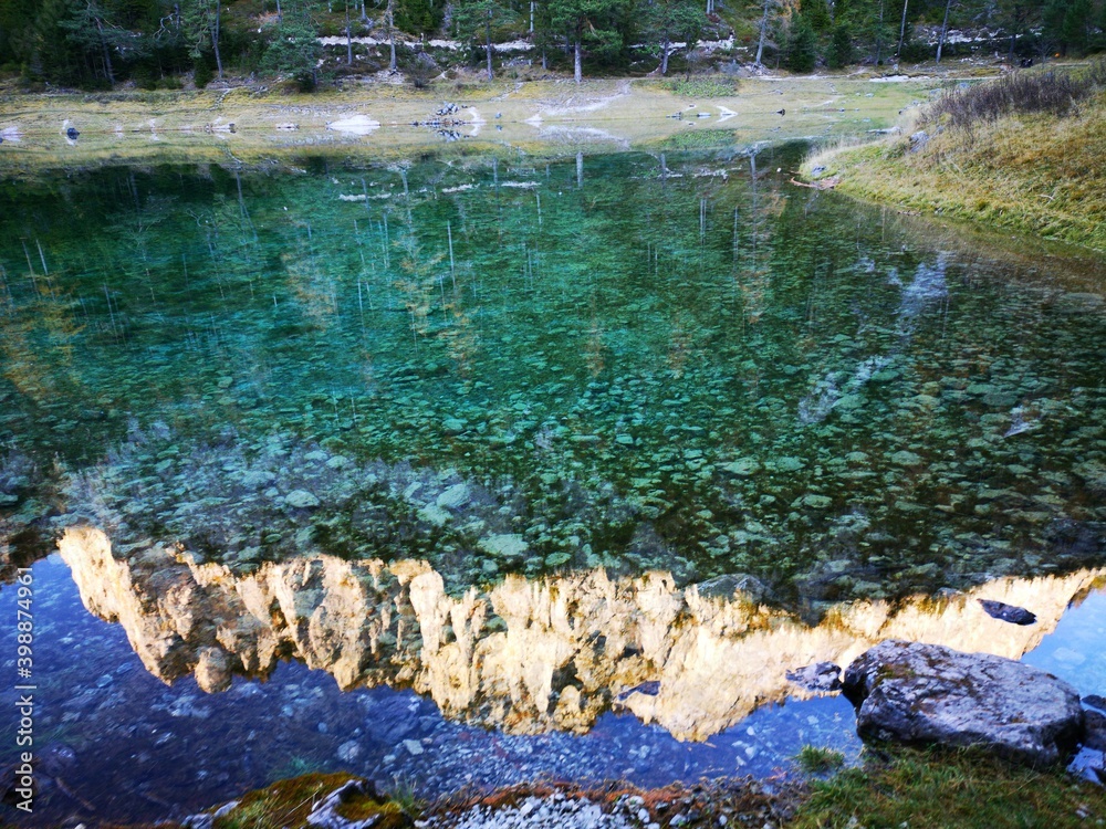 Grüner See Tragöß mit beeindruckender Spiegelung im Abendlicht Stock