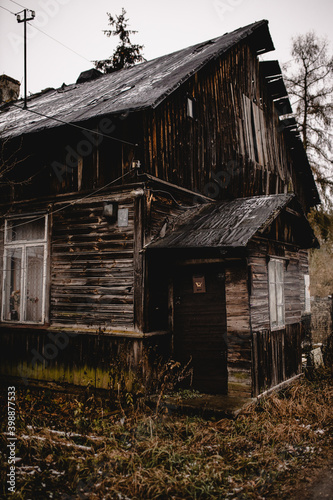 stary drewniany domek na wsi, opuszczony, ruina, rudera photo