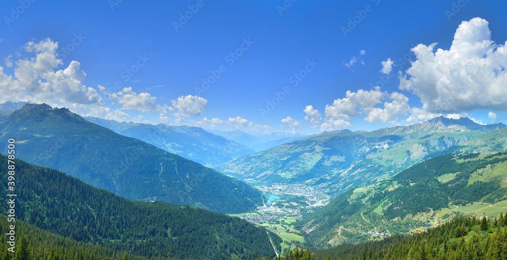 Obraz premium View of summer valley