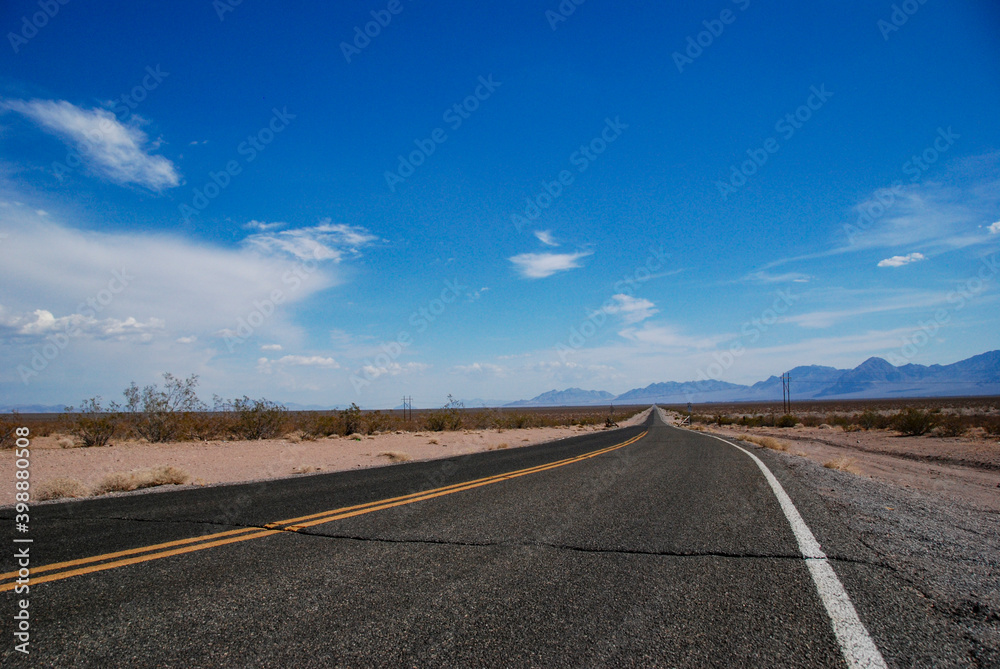 ネバダ州の砂漠を走る　ロングドライブの途中