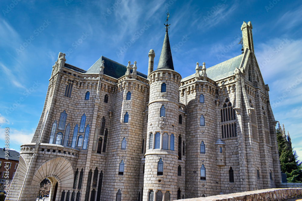 Vista general exterior del hermoso palacio episcopal obra de Gaudi en Astorga