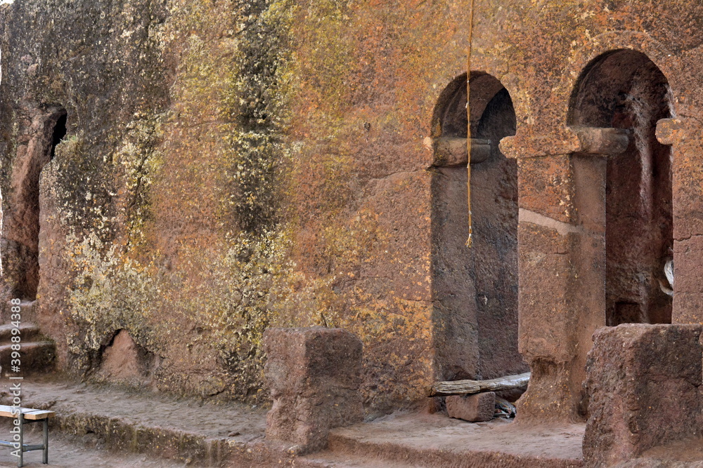 Obraz premium Detalles y localizaciones de iglesias cristiano-ortodoxas, esculpidas en la roca de la ciudad de Lalibela, en el centro norte de Etiopia