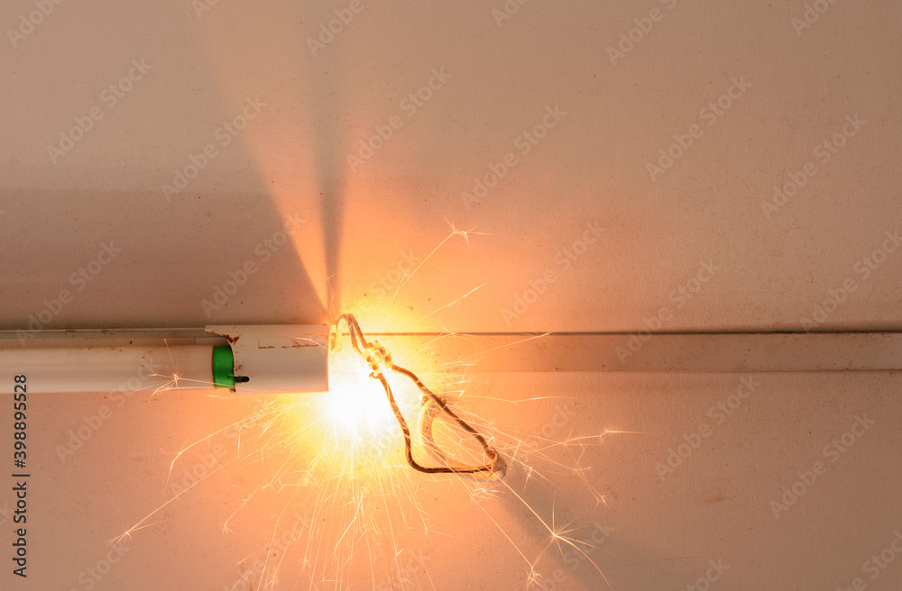 Foto de Short circuit causing sparking Caused by substandard electrical