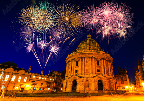 Papier peint Fireworks display near the Radcliffe camera science library in Oxford