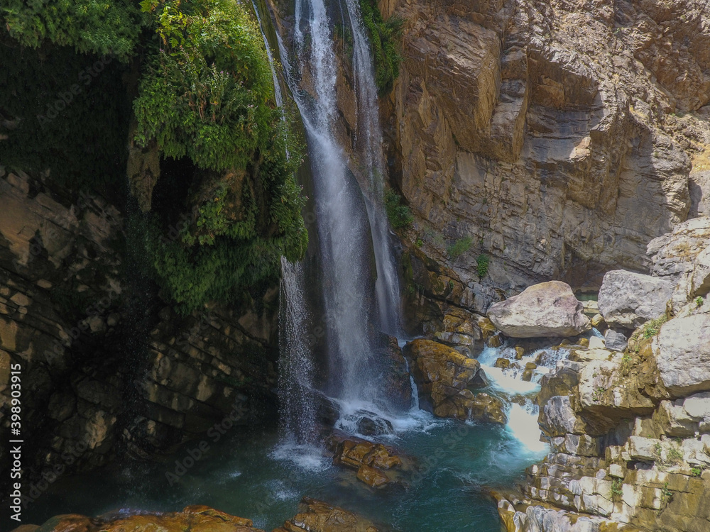 Naklejka premium waterfall flowing in nature, cascade, cascade between rocks. Hakkari in Turkey