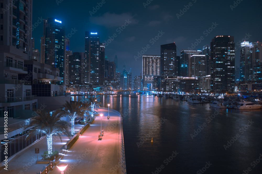 Hafen in Dubai mit Lichtern bei Nacht
