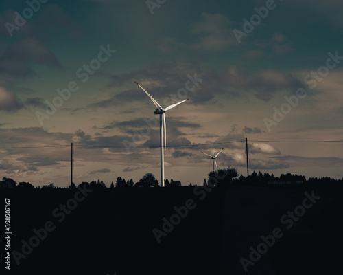 Tableau sur toile Episches Windrad mit Wolken am Himmel