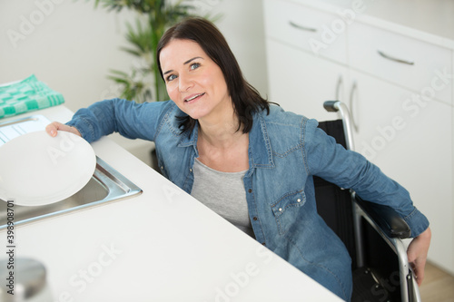 Quadro em tela handicapped woman doing the dishes at home