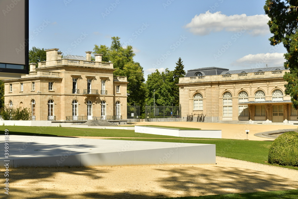 Fototapeta premium L'une des dépendances de l'imposant Musée National de l'Afrique Centrale au parc de Tervuren à l'est de Bruxelles