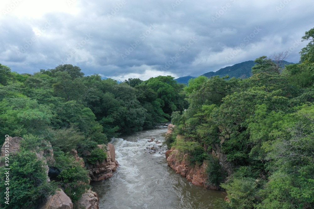 Río Guatapuri.
Río del departamento del Cesar, en la Costa Atlántica de Colombia. Nace en la laguna Curigua, en la Sierra Nevada de Santa Marta Río Guatapuri.
Río del departamento del Cesar, en la Costa Atlántica de Colombia. Nace en la laguna Curigua, en la Sierra Nevada de Santa Marta