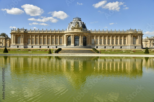 L'imposant Musée National de l'Afrique Centrale se reflétant dans l'immense pièce d'eau au parc de Tervuren à l'est de Bruxelles