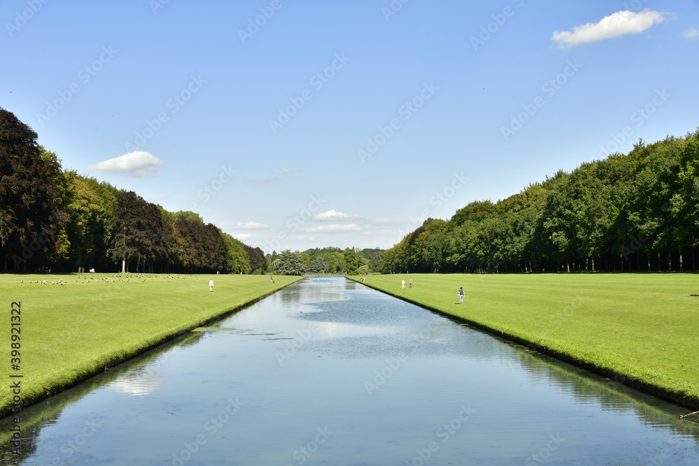 Le grand Etang Canal entre deux vastes pelouses au parc de Tervuren à l'est de Bruxelles Le grand Etang Canal entre deux vastes pelouses au parc de Tervuren à l'est de Bruxelles