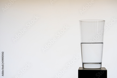 Canvastavla Glass half full or empty