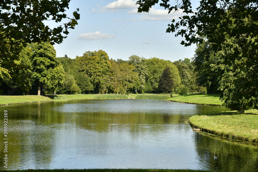 L'un des étangs en plein bois au parc de Tervuren à l'est de Bruxelles 
