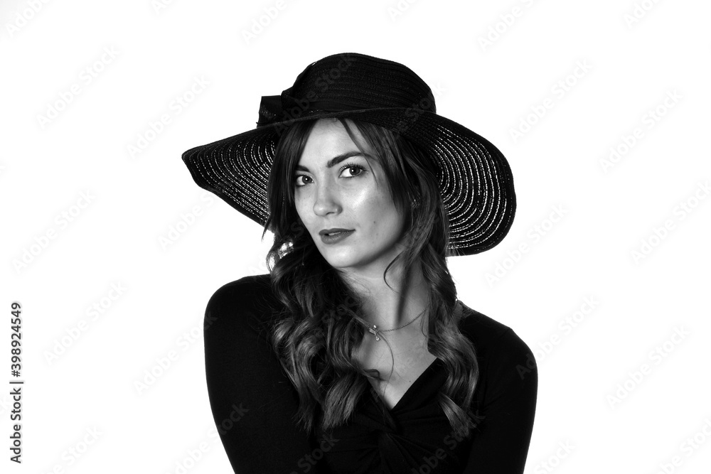 Magnifique femme fatale qui pose avec un chapeau noir et blanc Magnifique femme fatale qui pose avec un chapeau noir et blanc