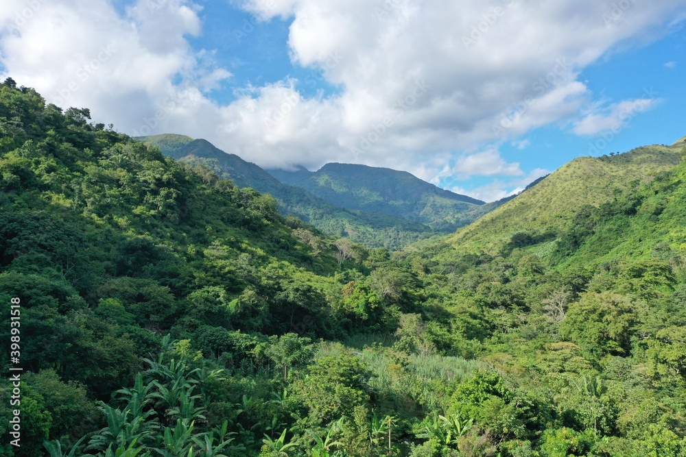 La Sierra Nevada de Santa Marta es un sistema montañoso litoral; ubicado al norte de Colombia que constituye por sí mismo un sistema aislado de Los Andes, sobre la costa Caribe de Colombia