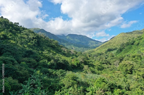 La Sierra Nevada de Santa Marta es un sistema monta  oso litoral  ubicado al norte de Colombia que constituye por s   mismo un sistema aislado de Los Andes  sobre la costa Caribe de Colombia