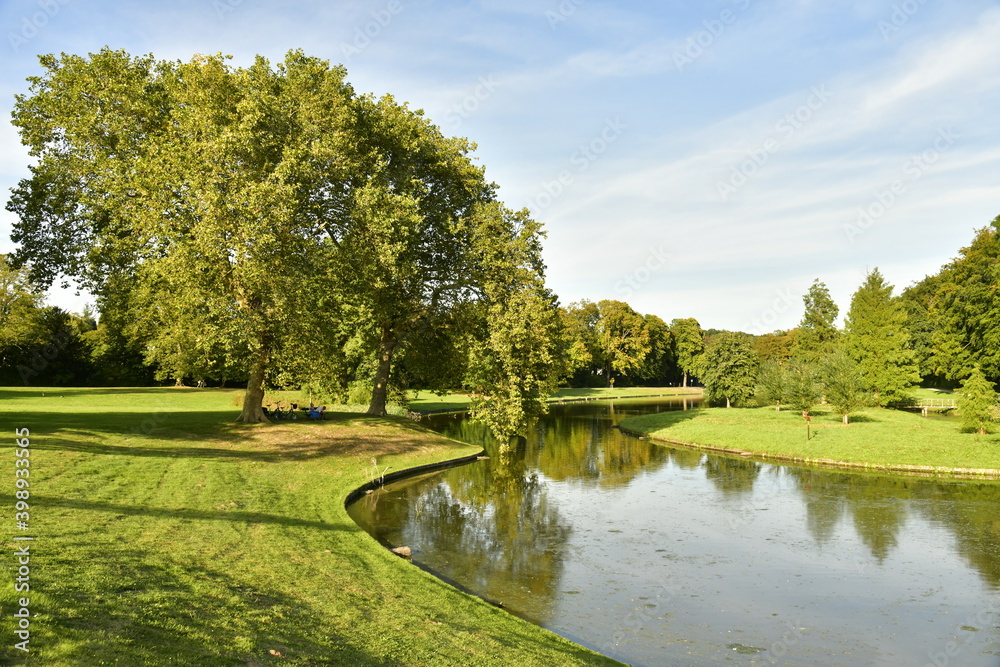 Variété d'arbres dont certains majestueux autour d'un des étangs du parc de Tervuren à l'est de Bruxelles