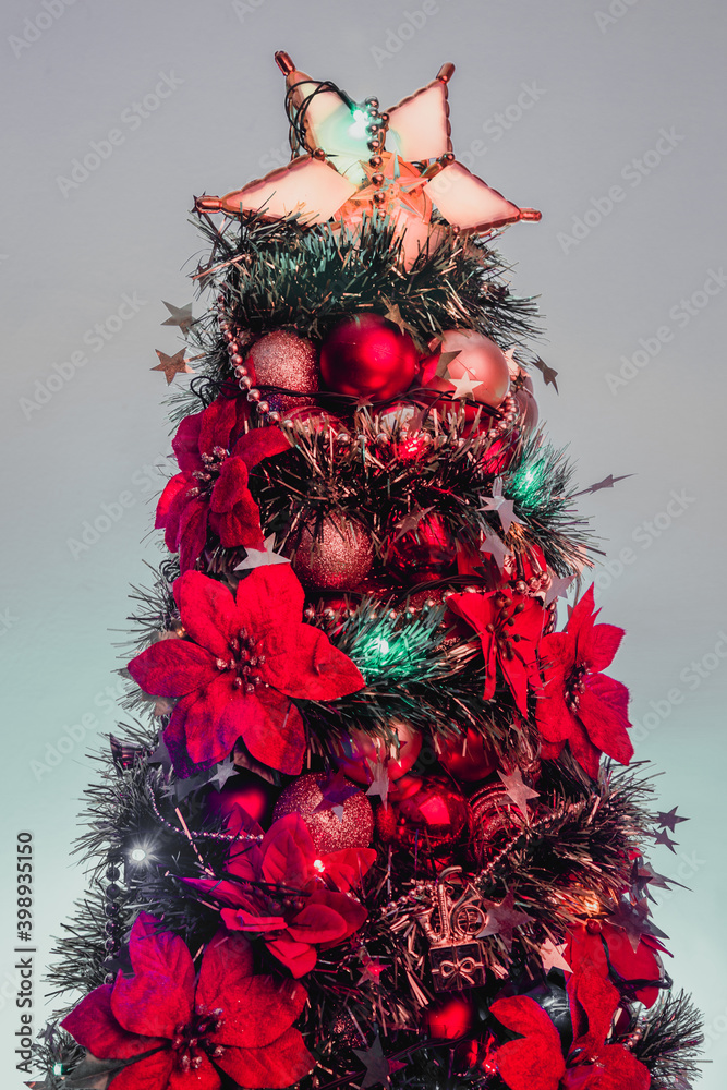 árbol de navidad rojo y verde con una estrella con fondo blanco Photos |  Adobe Stock