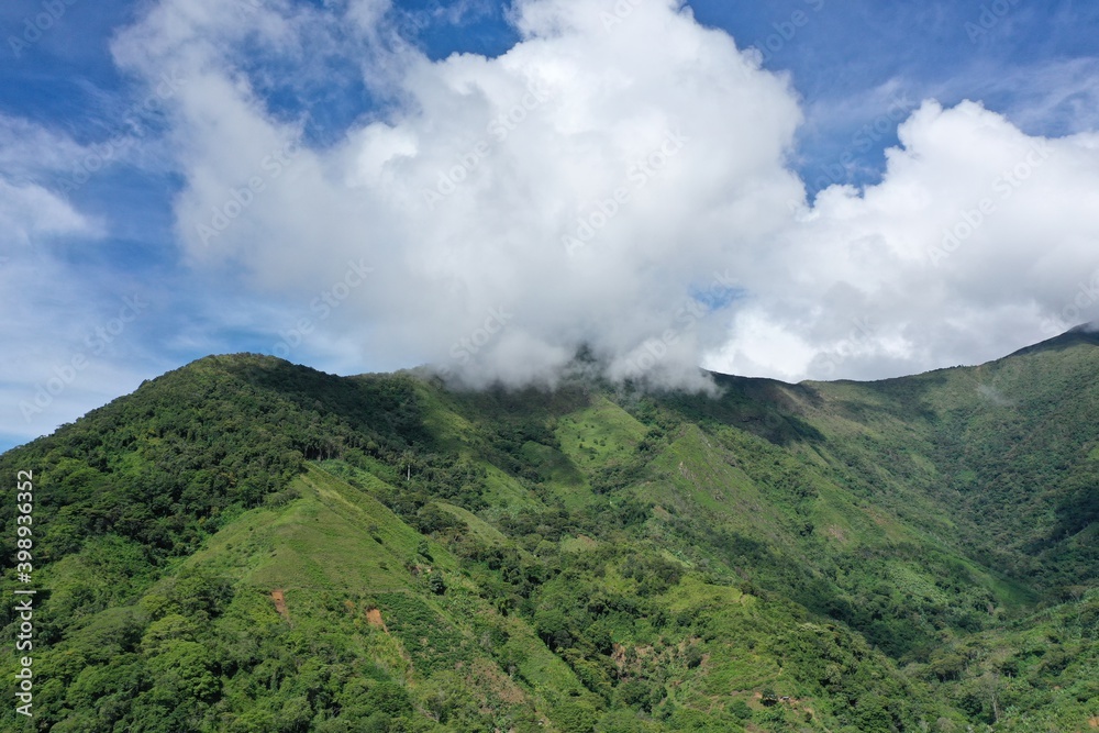 La Sierra Nevada de Santa Marta es un sistema montañoso litoral; ubicado al norte de Colombia que constituye por sí mismo un sistema aislado de Los Andes, sobre la costa Caribe de Colombia