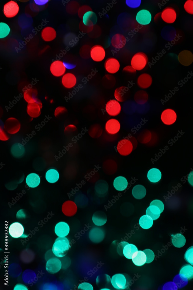 Fondo negro con puntos de luz desenfocados con colores navideños verde y rojo efecto bokeh