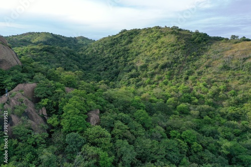 La Sierra Nevada de Santa Marta es un sistema montañoso litoral; ubicado al norte de Colombia que constituye por sí mismo un sistema aislado de Los Andes, sobre la costa Caribe de Colombia