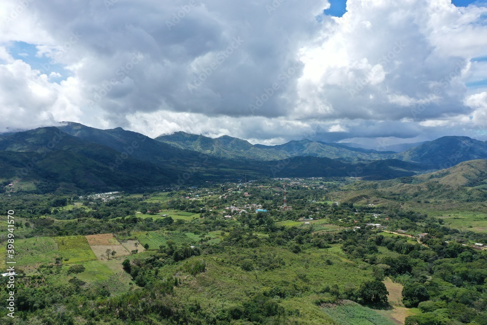 Obraz premium La Sierra Nevada de Santa Marta es un sistema montañoso litoral; ubicado al norte de Colombia que constituye por sí mismo un sistema aislado de Los Andes, sobre la costa Caribe de Colombia