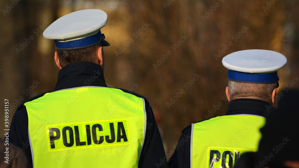 Policjant ruchu drogowego w mieście.  - obrazy, fototapety, plakaty 