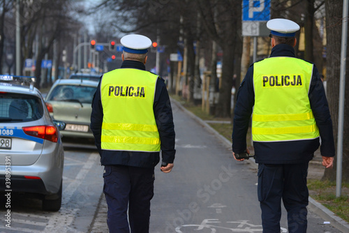 Policjant ruchu drogowego w mieście. 