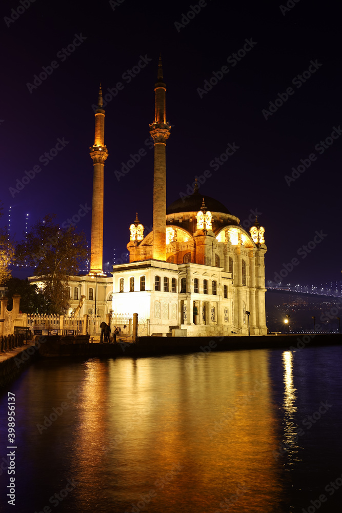 Fototapeta premium Ortakoy Mosque in Istanbul City, Turkey