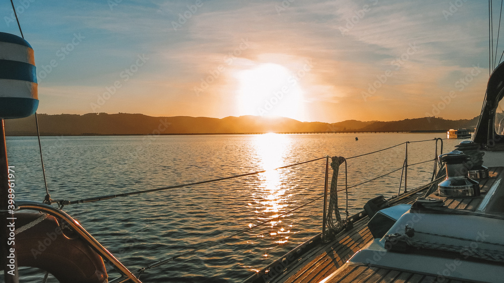 Romantischer Honeymoon Segeltörn auf einem Segelboot in den Sonnenuntergang in Knysna, Südafrika (Sunset Cruise) mit Sundowner