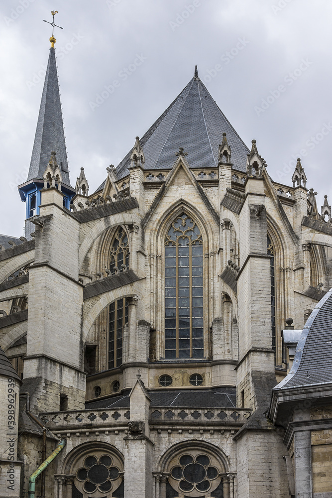 Fototapeta premium Architectural fragments of Cathedral of St. Michael and St. Gudula (from 11th century) - Roman Catholic Church on the Treurenberg Hill in Brussels, Belgium.