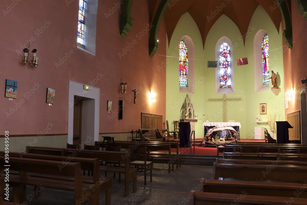 Intérieur de l'église catholique Saint Jacques, ville de Corbas, département du Rhône, France