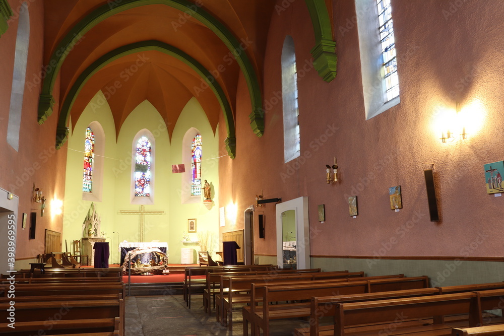 Intérieur de l'église catholique Saint Jacques, ville de Corbas, département du Rhône, France